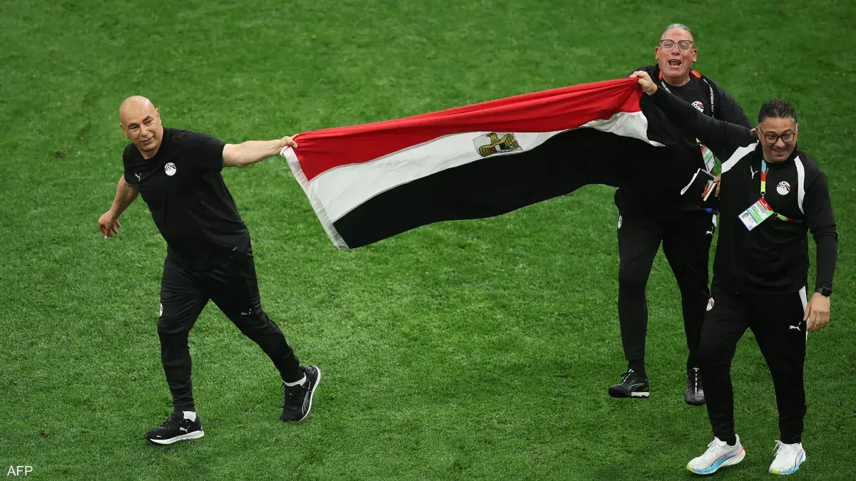 الجهاز الفني المصري يحتفل بالفوز التاريخي على نيوزيلندا