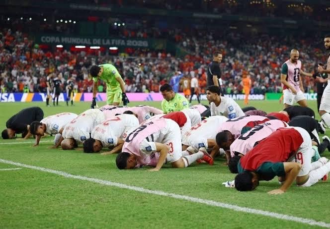لاعبو المغرب يسجدون احتفالاً بالتأهل لدور ثمن النهائي